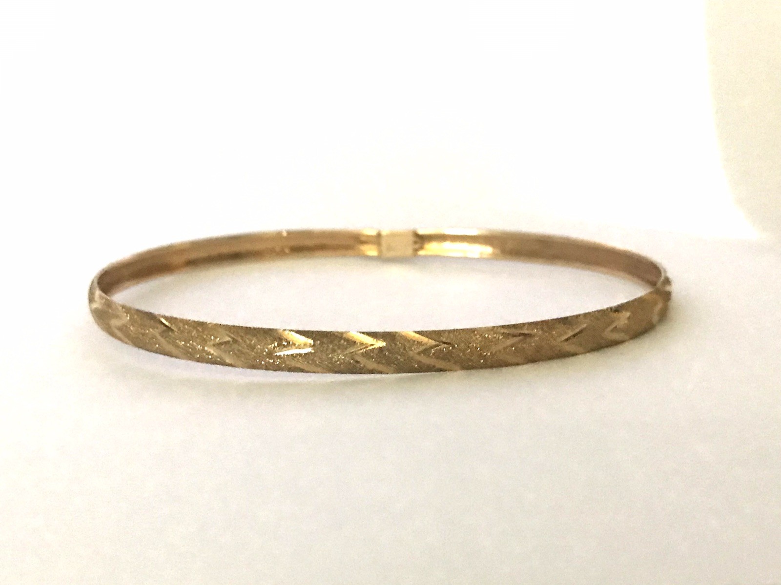Beautiful 10k Yellow Gold Diamond Cut Laser Bangle Bracelet Size 7.5”