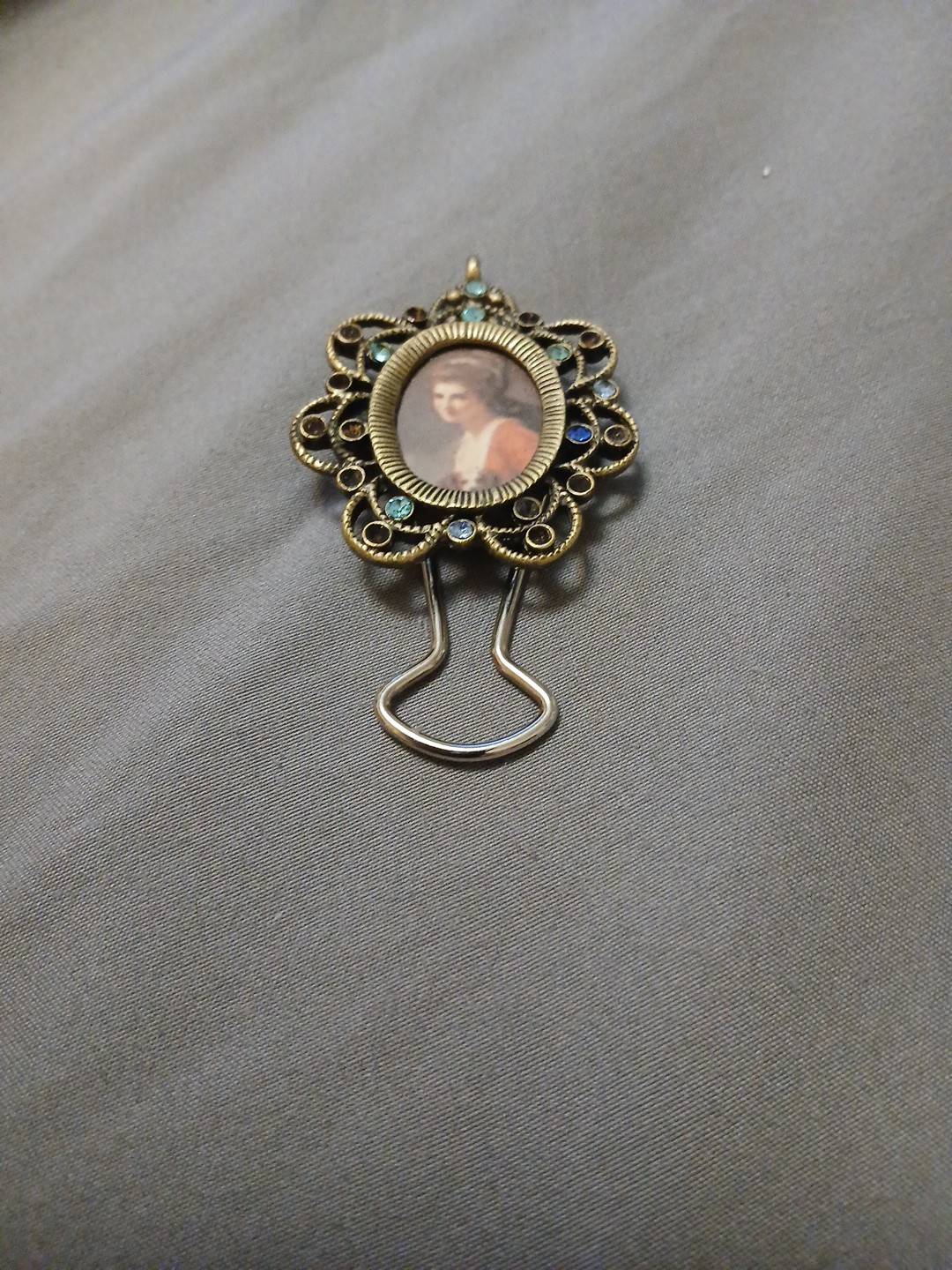 Vintage Self Standing Brooch Styled Picture Display, 1″ x 1/2″ Photo As-is Sale