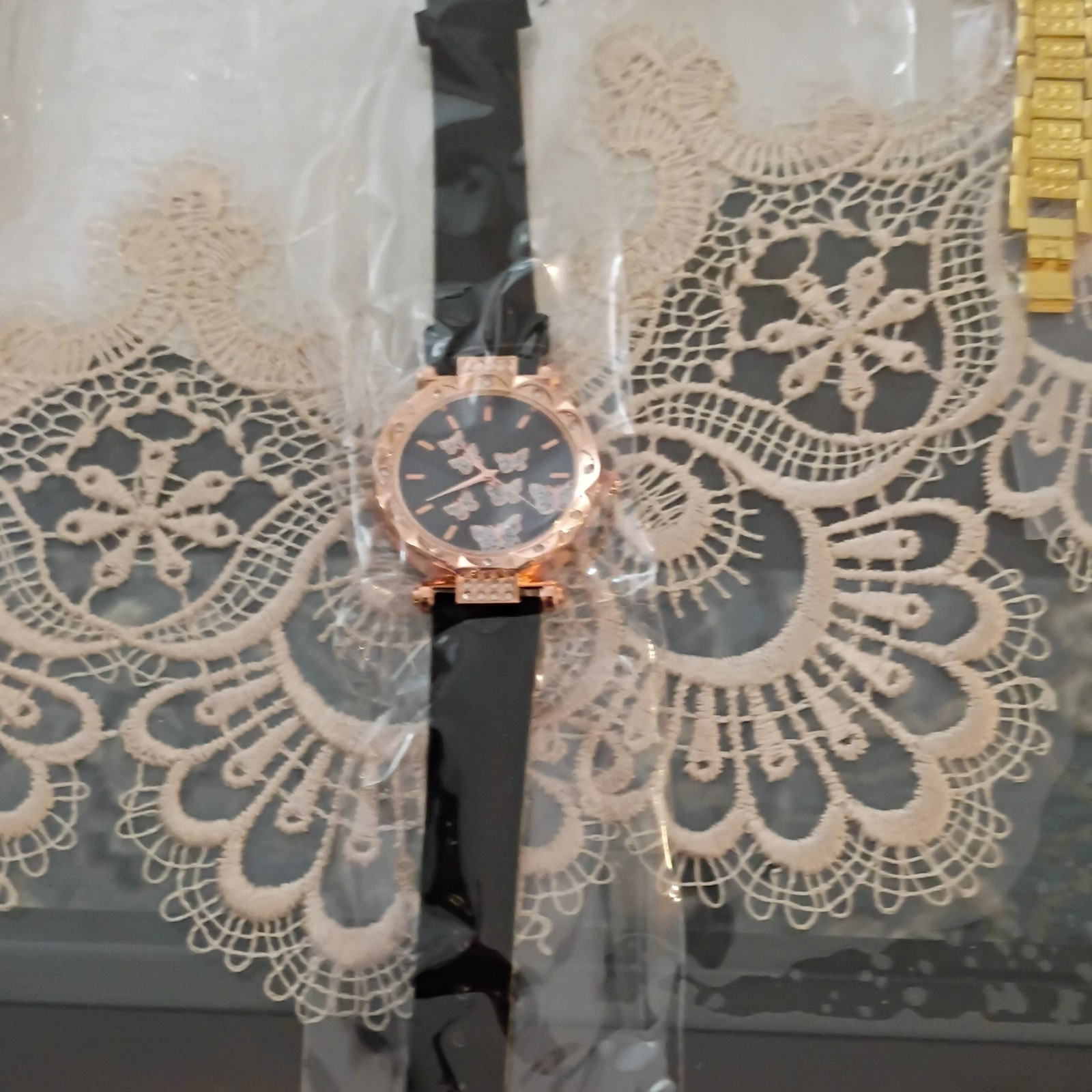 Women’s Rose Gold Tone Quartz Analog Watch Black Rubber Strap Butterfly Dial