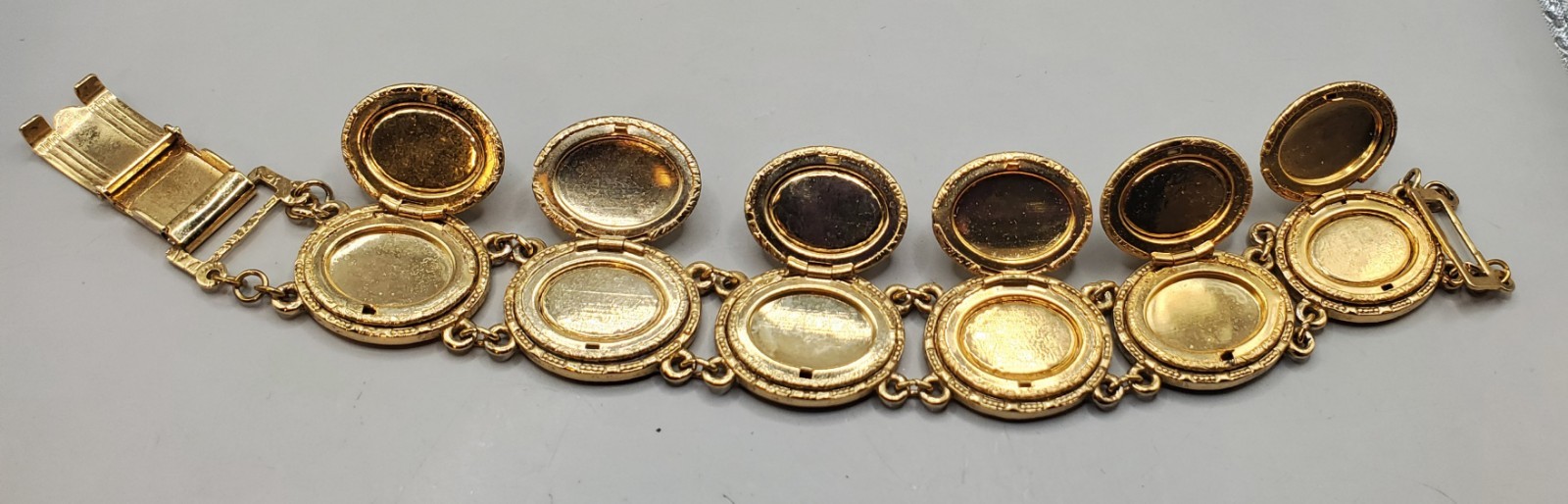 1928 Co. Left Facing Cameo Locket Panel Link Bracelet 7.5″ – Very Good Condition
