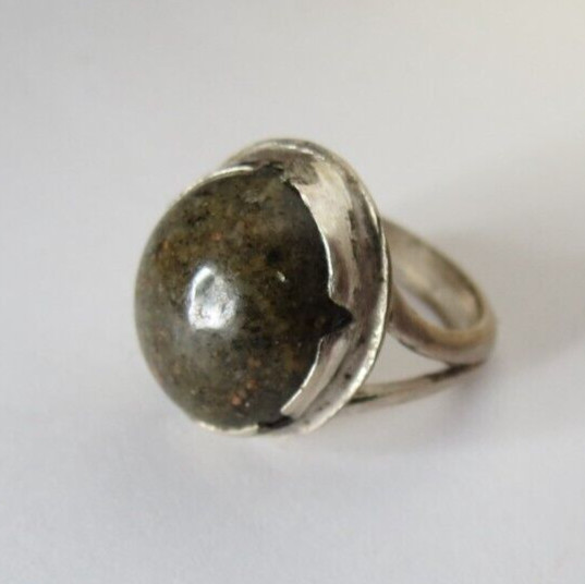 VINTAGE WOMENS SILVER OLIVE COLOR RING SZ 3.