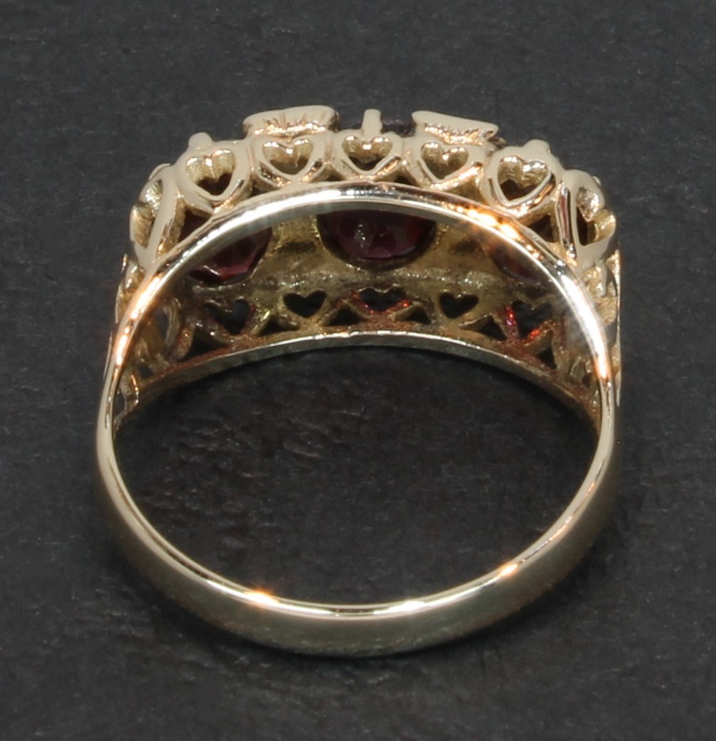 9 Carat Yellow Gold 3 Stone Oval Garnet Ring Size P (80.26.002)
