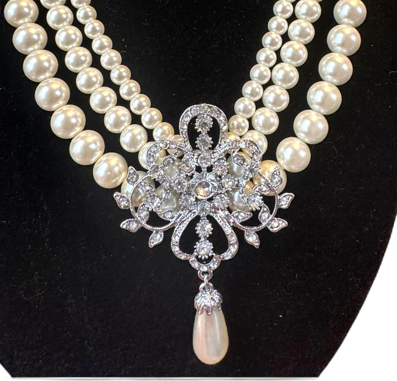 pearl necklace thriple strand 17″ Teardrop Pendant