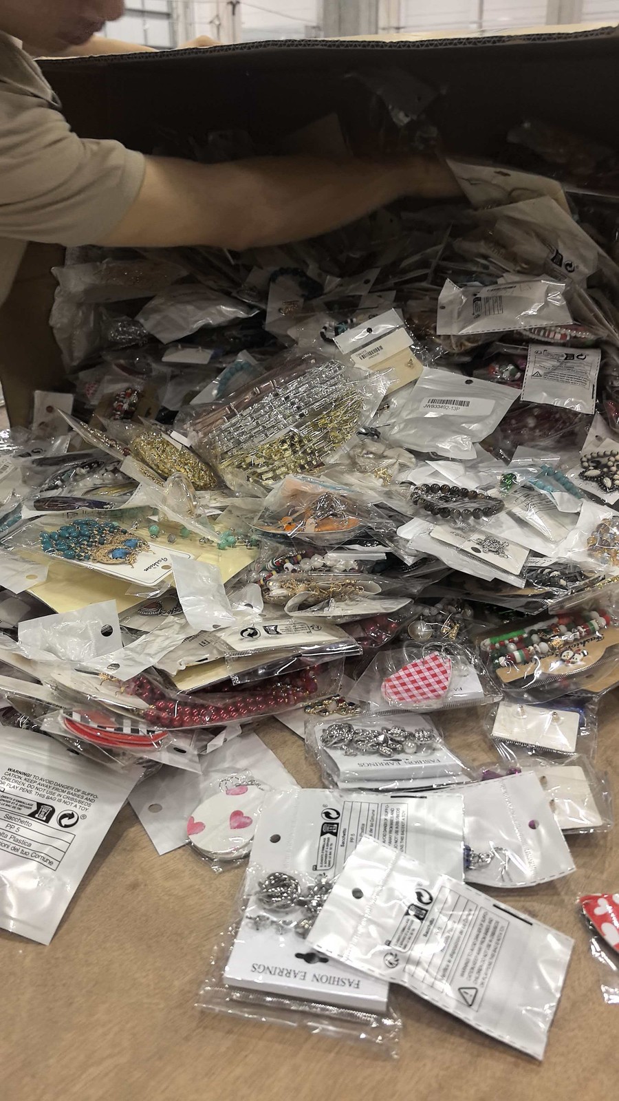 100PCS Mystery Bulk Lot Jewelry Earrings Rings Necklaces Bracelets USA Free PP
