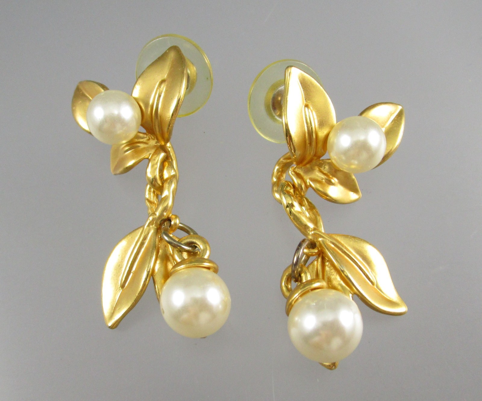 Vtg Satin Matte Brushed Gold tone 1.5″ Leaf Dangle Faux Pearl Post Earrings 190H