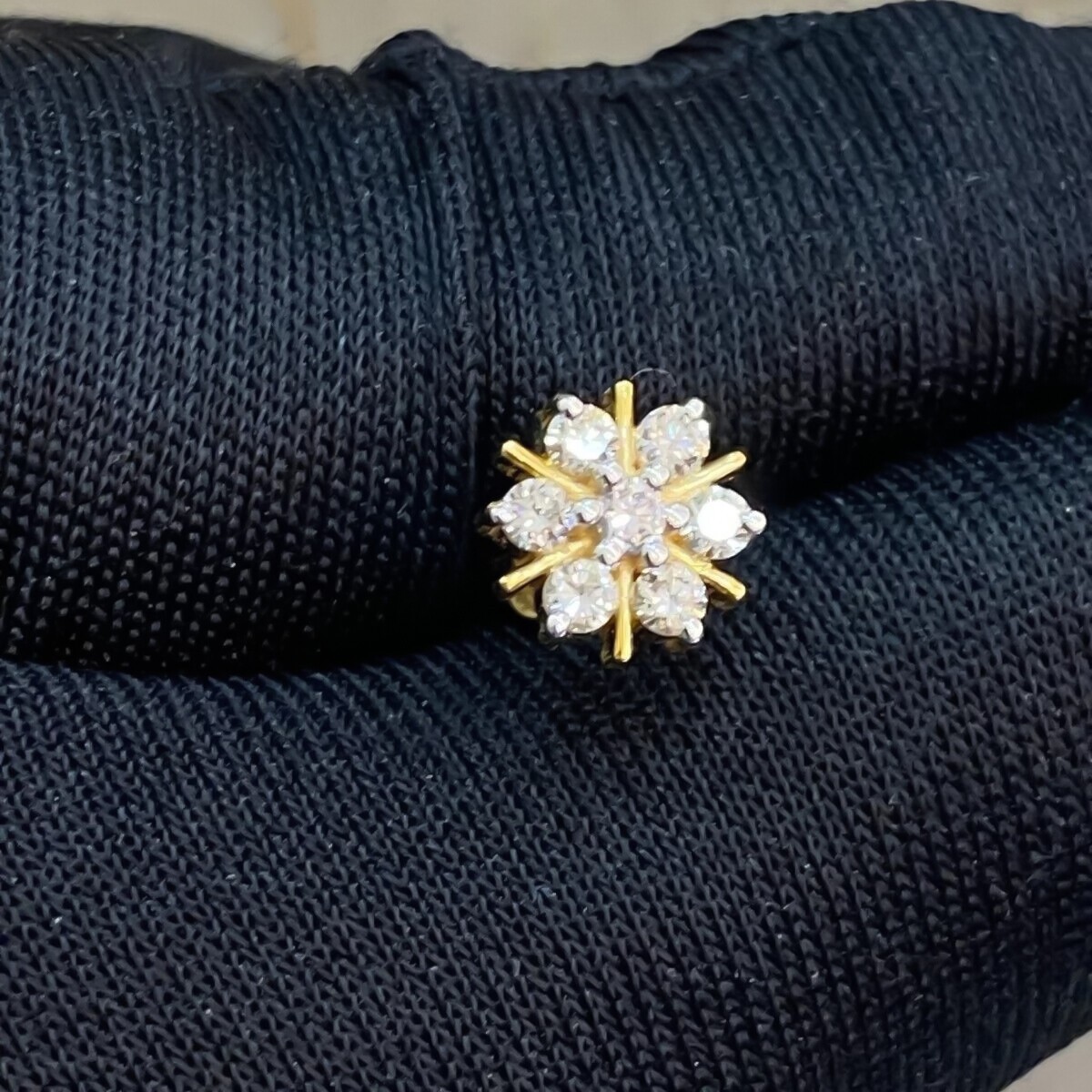 Round Brilliant Cut Natural Diamonds Flower Shape Nose Stud 14K Yellow Gold