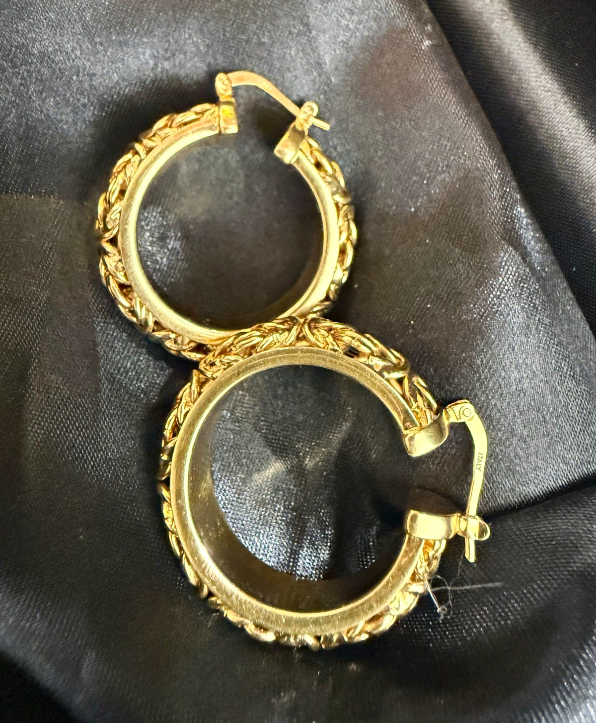 Gold Tone Textured Round Hoop Earrings Metal Latch Back Closure No Stone