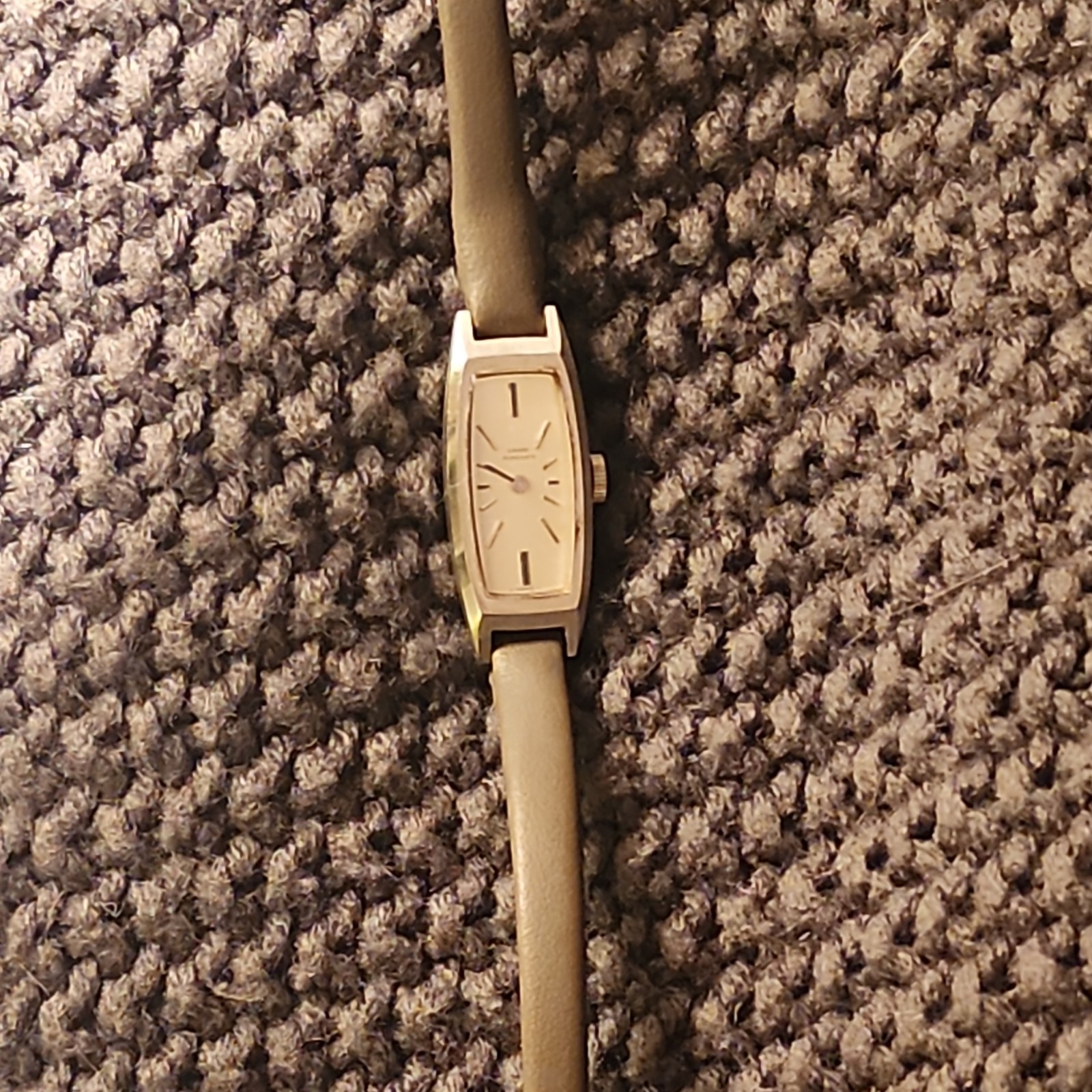 Girard-Perregaux Swiss Made Women’s Manual Tonneau Watch Brown Leather. Works!