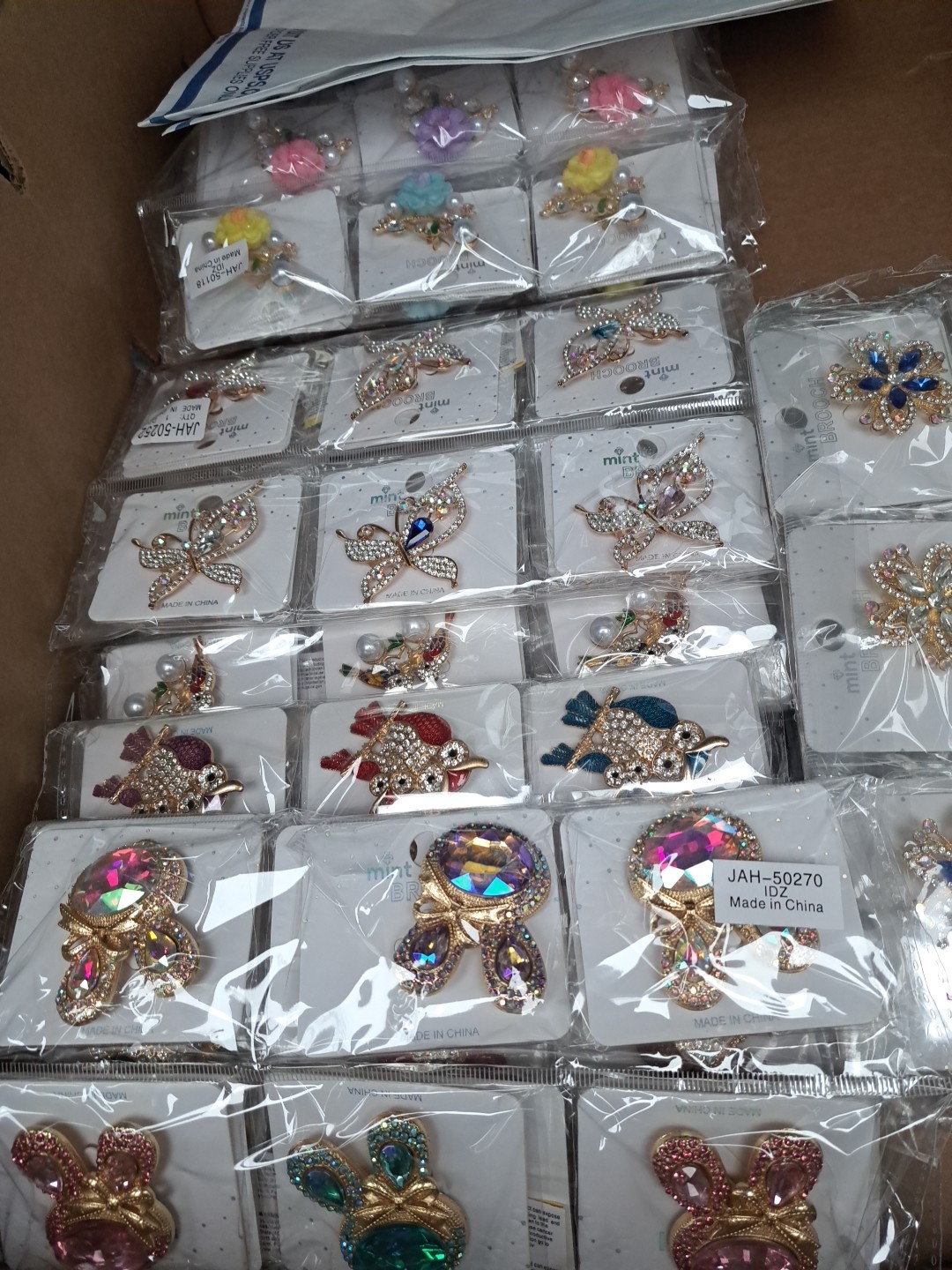 Bulk Wholesale 600 pcs Brooches Mixed Styles Metal