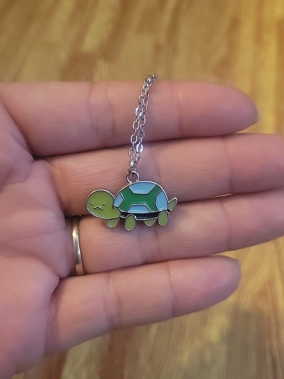 Vintage Silver-Toned Green Enamel Turtle Charm Pendant – Modern Fashion Jewelry