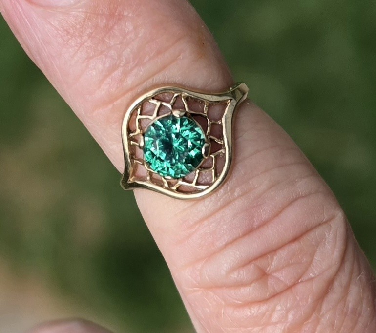 ~DESIGNER SIGNED “10k” YELLOW GOLD w/ ROUND LAB CREATED EMERALD RING SIZE 6.25~