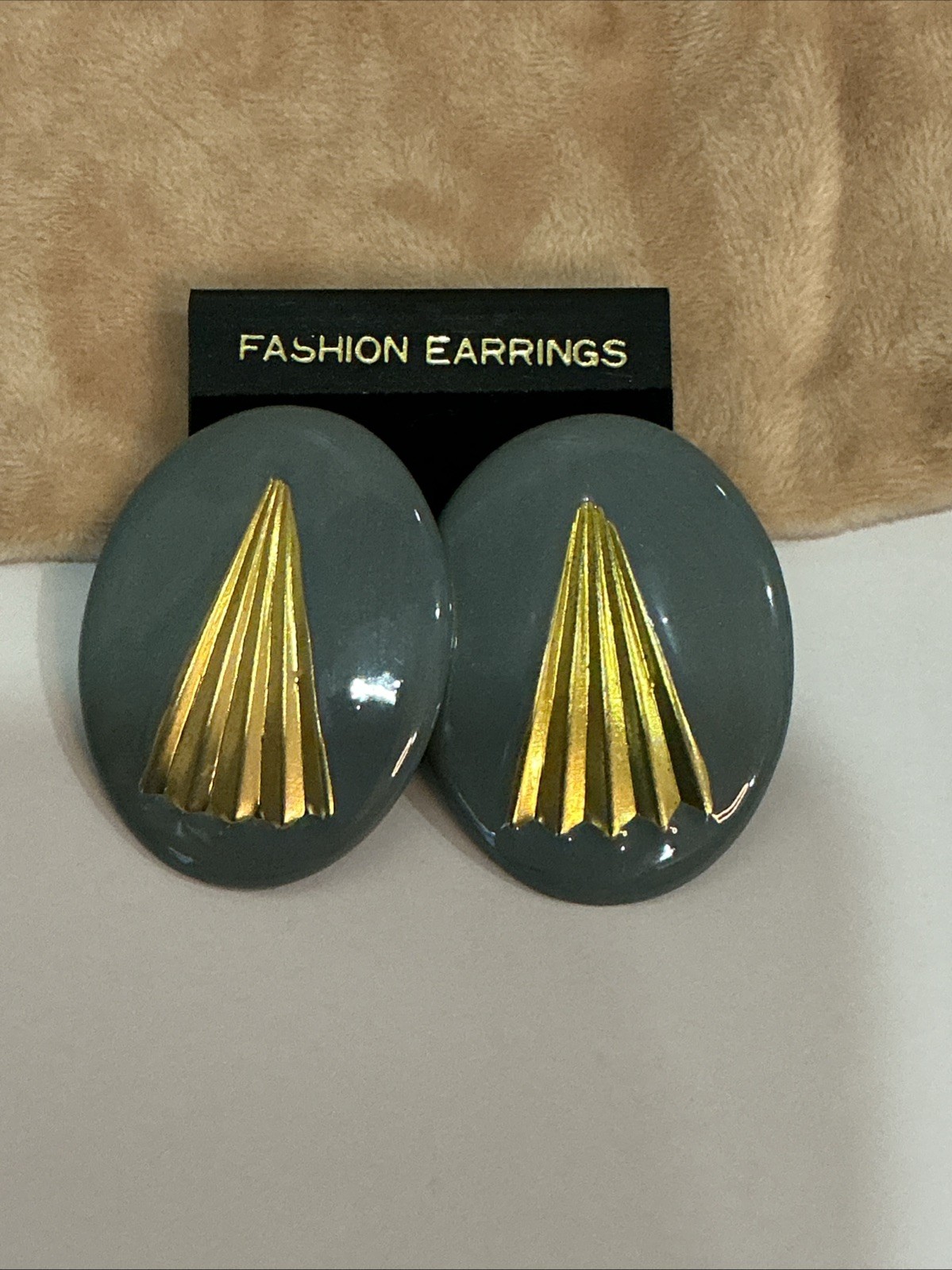 earrings feature a grey geometric design with a gold-tone fan detail