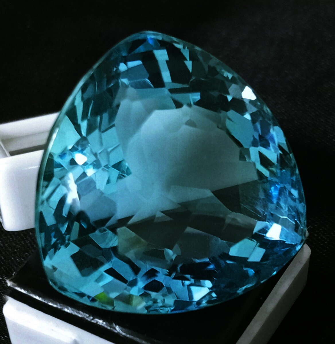 Natural Aquamarine Trillion Cut Ocean Blue Certified 89.15 Ct Loose Gemstone