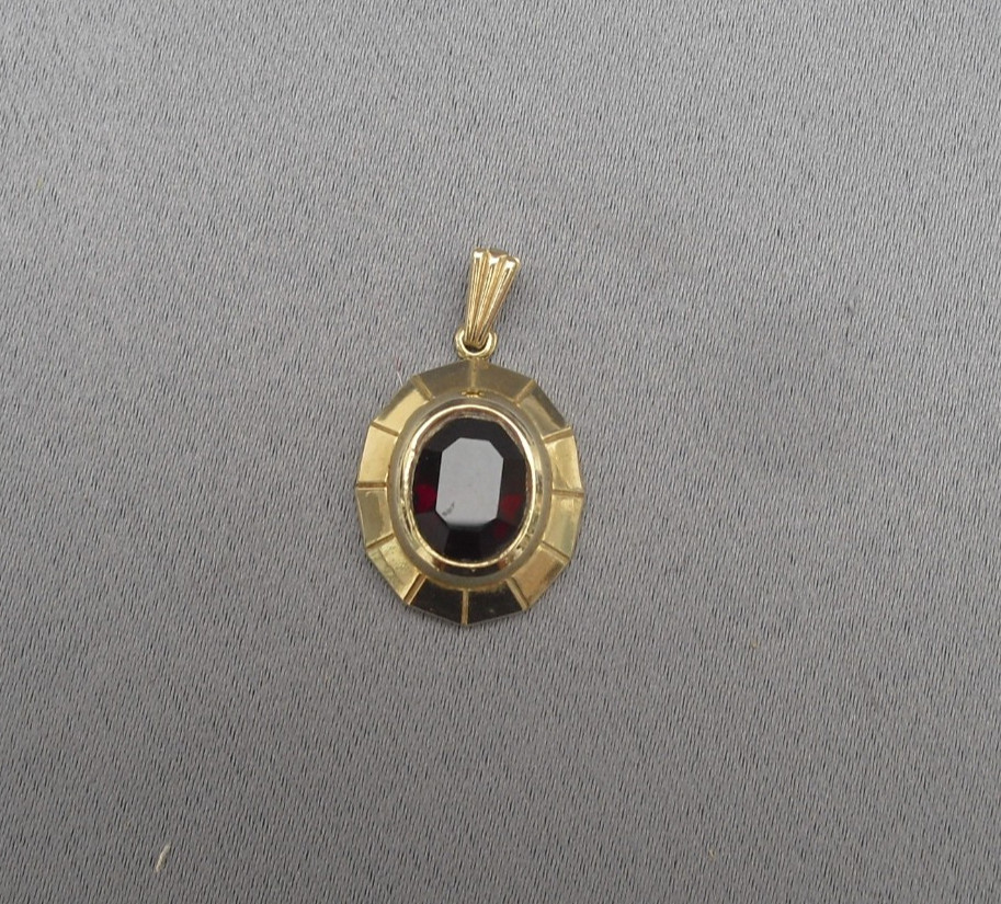 9 carat gold London 1984 hallmark pendant with red stone centre glam 2.31g