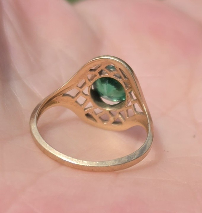 ~DESIGNER SIGNED “10k” YELLOW GOLD w/ ROUND LAB CREATED EMERALD RING SIZE 6.25~