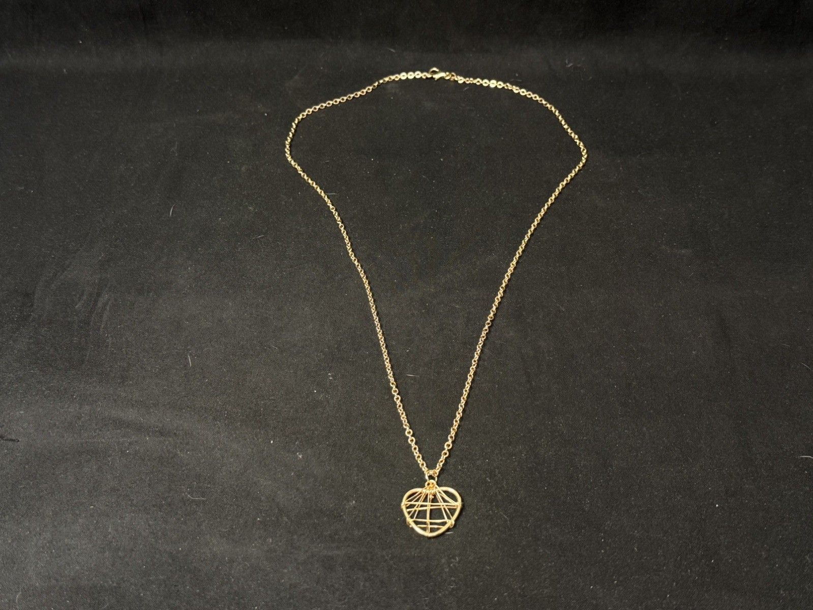 Gold 9 Carat necklace with Heart Pendant 18 inch diameter Brand New With Box