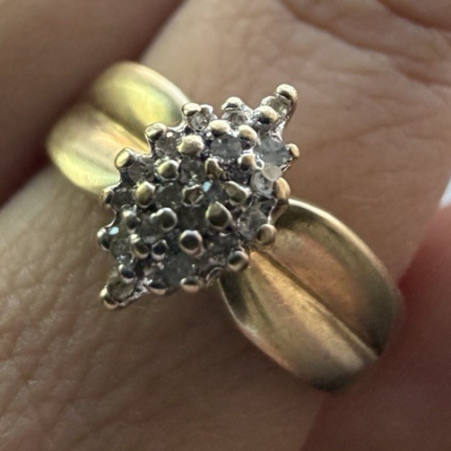 10K solid Yellow Gold Round White Diamond Cluster Ring Size 8 Pre-Owned Good