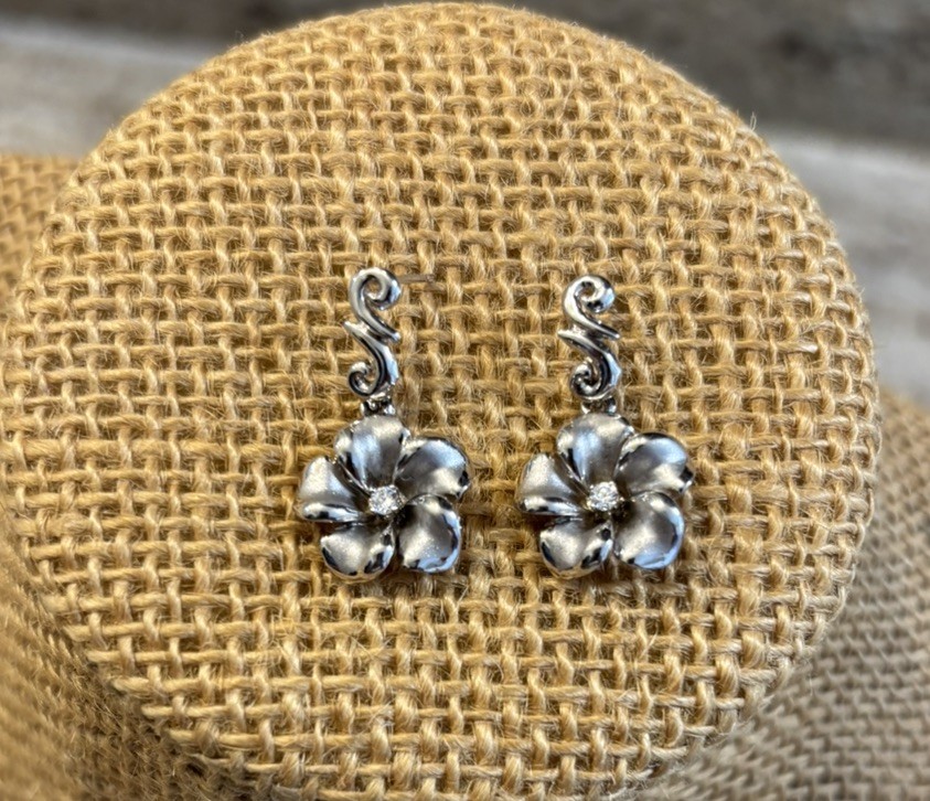 14 Karat Solid White Gold Hawaiian Heirloom Plumeria Flower Earrings 4.4g