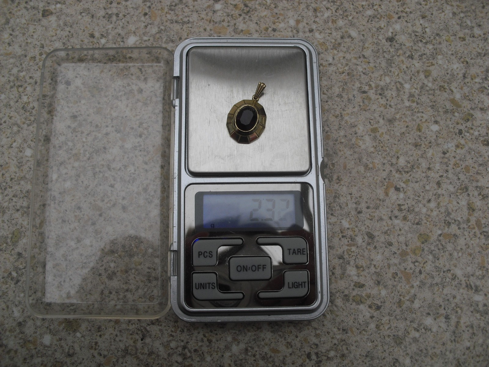 9 carat gold London 1984 hallmark pendant with red stone centre glam 2.31g