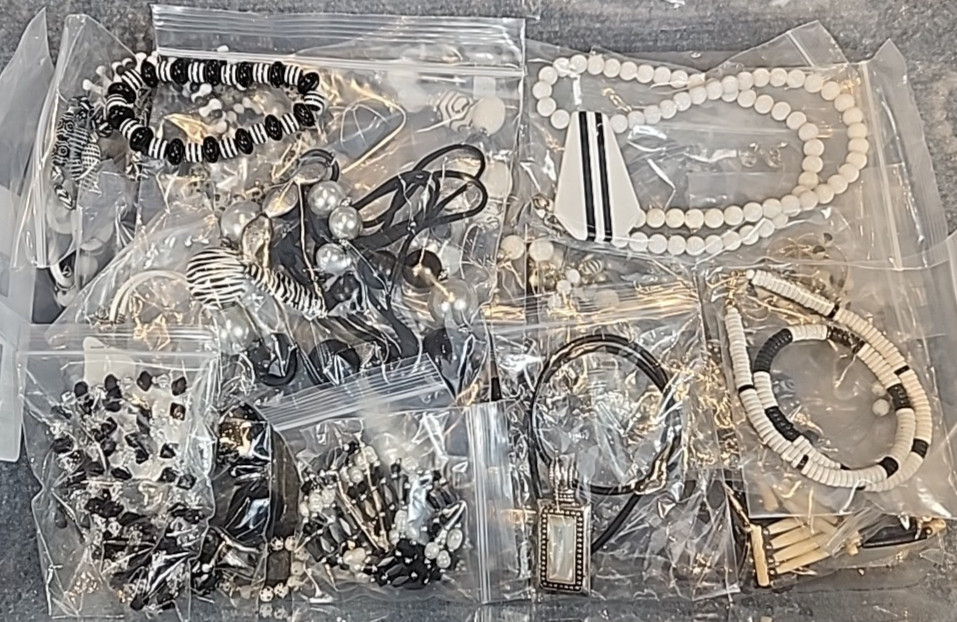 Jewelry Wearable Black & White Collection 5 Lbs Lot #3879 See Description