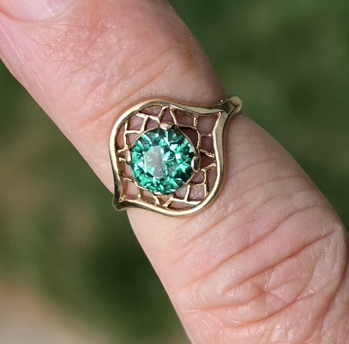 ~DESIGNER SIGNED “10k” YELLOW GOLD w/ ROUND LAB CREATED EMERALD RING SIZE 6.25~