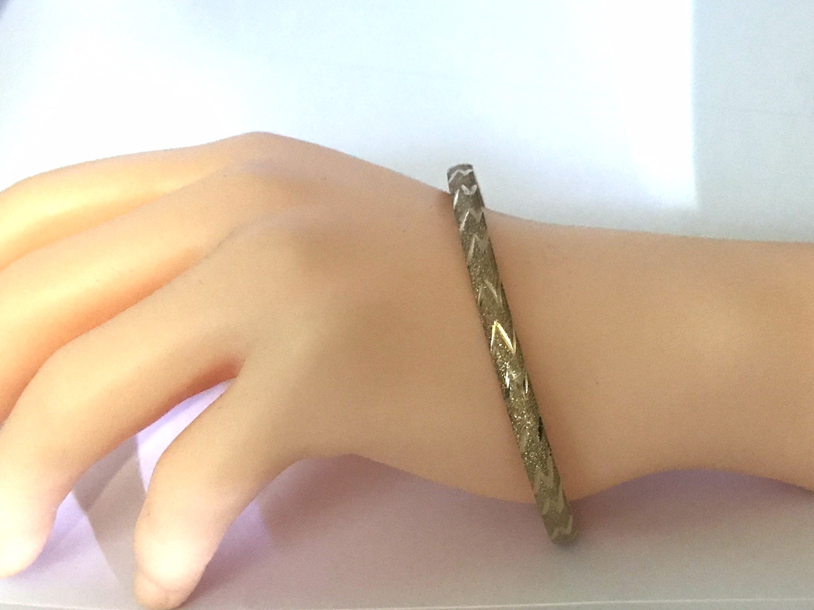 Beautiful 10k Yellow Gold Diamond Cut Laser Bangle Bracelet Size 7.5”