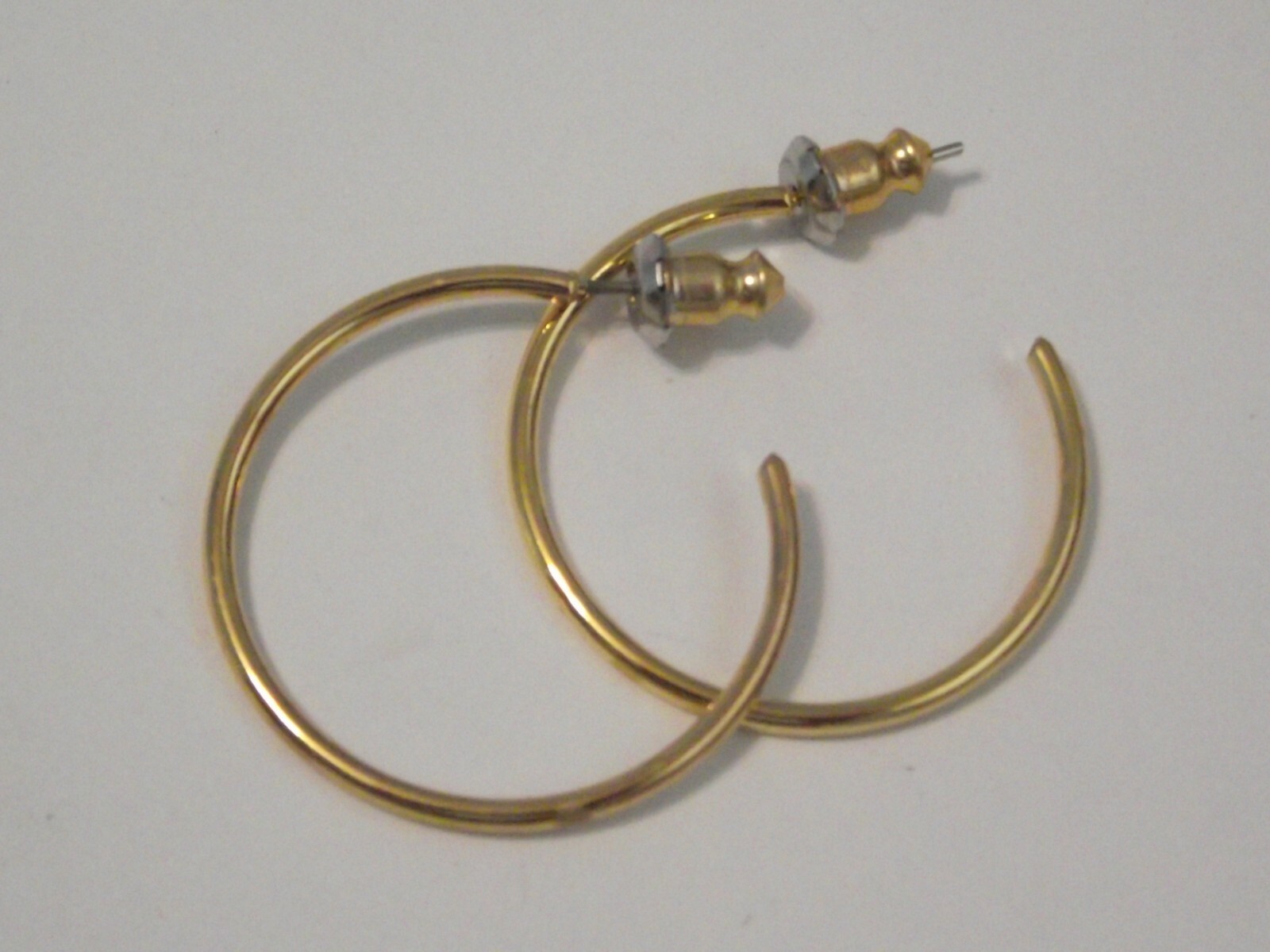 Vtg new old stock 80’s gold tone plain hoop post earrings 1″ x 1mm