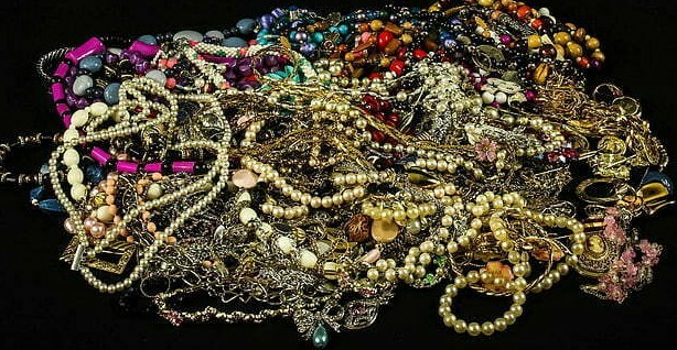 UNTESTED Vintage Modern Jewelry Junk Craft Lot Pieces Part Brooches Bracelet +++