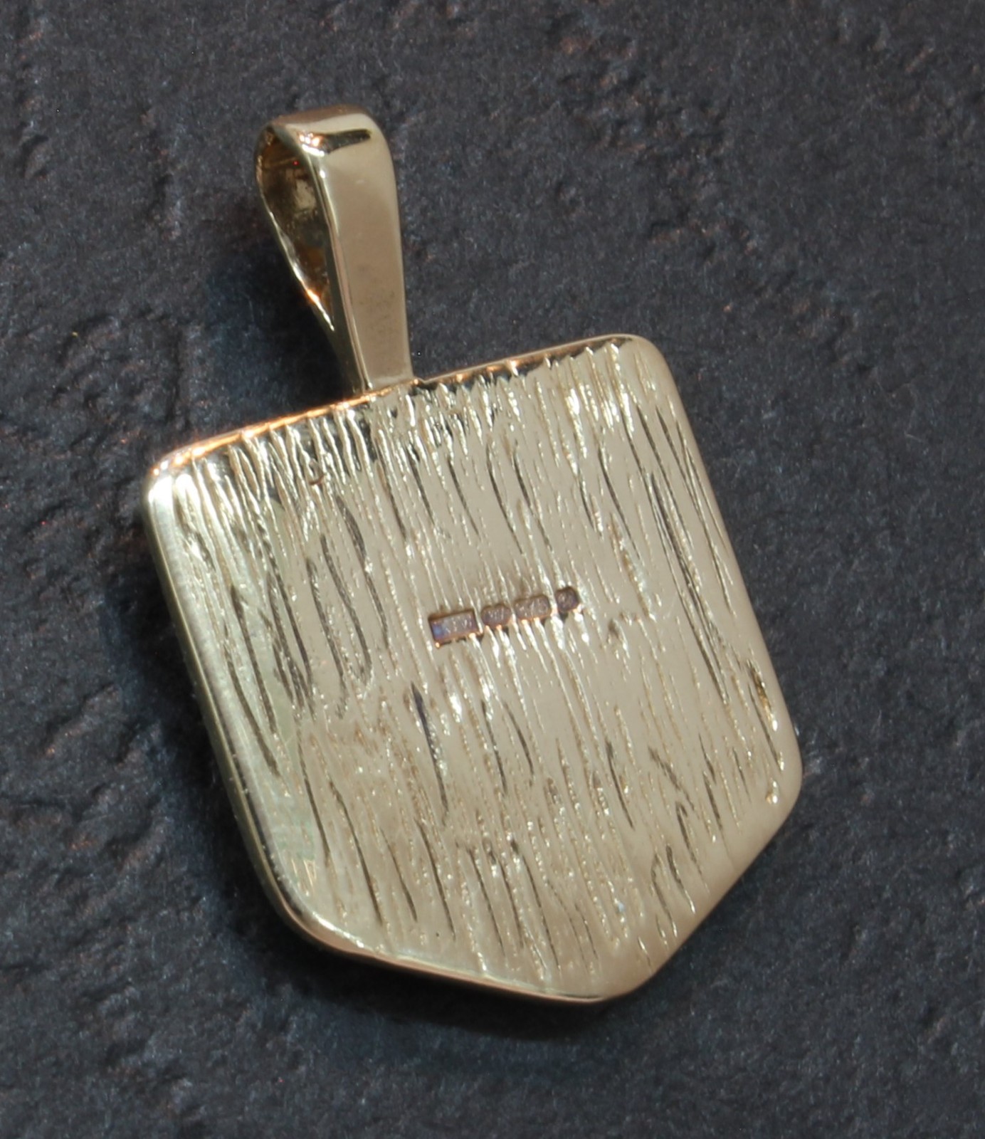 9 Carat Yellow Gold Solid Shield 3 Lions Pendant 25mm (80.26.086)