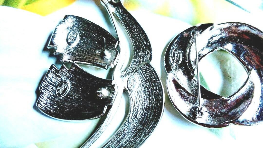 TRIFARI CREAM ENAMEL NECKLACE BROOCH POST EARRINGS MODERN SILVER RHODIUM RETRO
