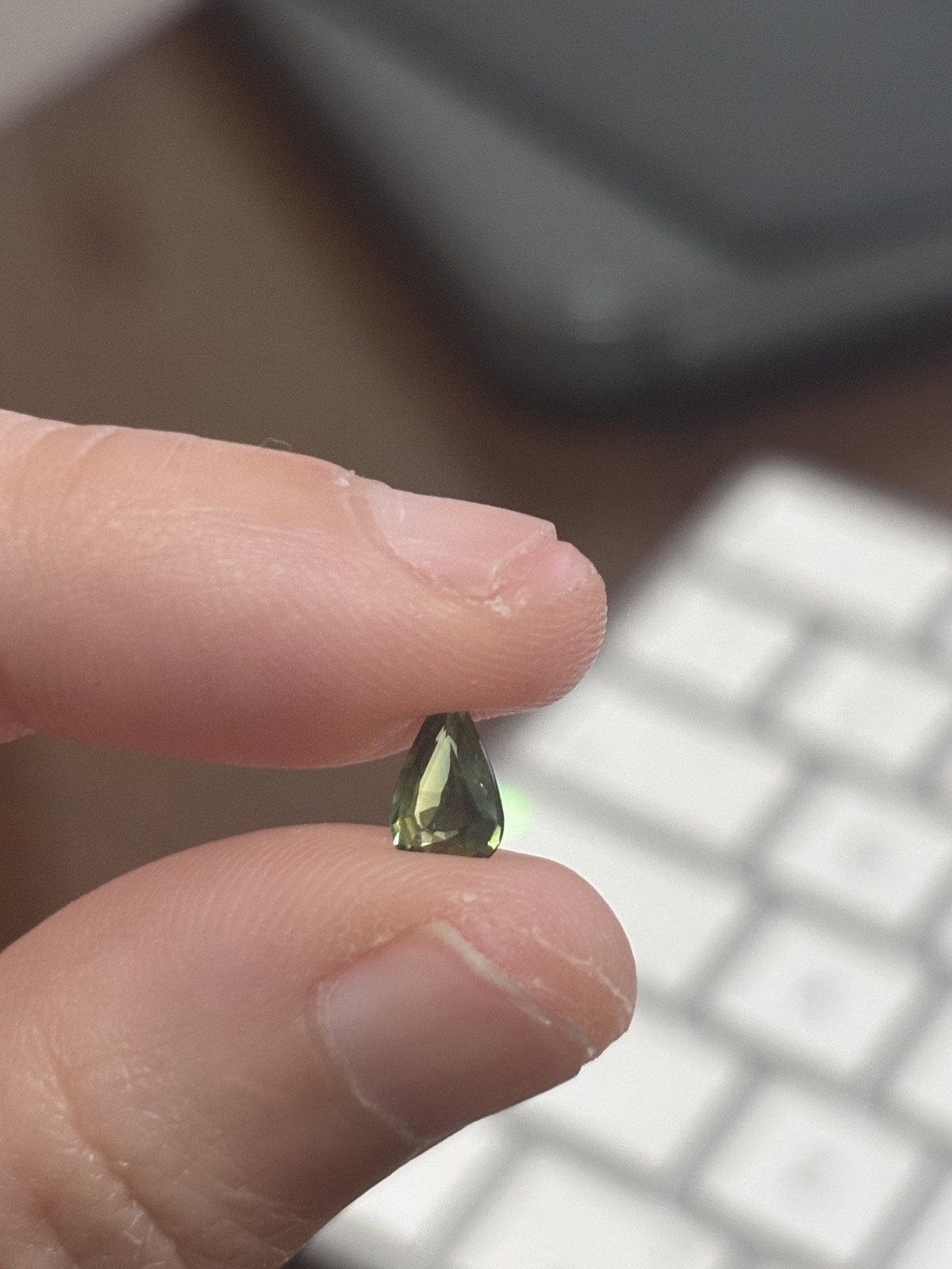 RARE – Bi colored SAPPHIRE Greenish-Yellow 0.70 CT No heat BANGKACHA THAILAND