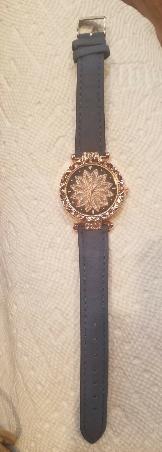 Fashion women’s luxury watch with matching bracelet. For the classy lady. BLACK