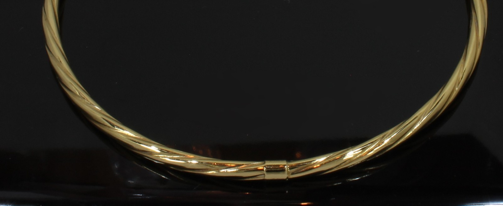 9 Carat Yellow Gold Hollow Twisted Circular Bangle (80.26.620)