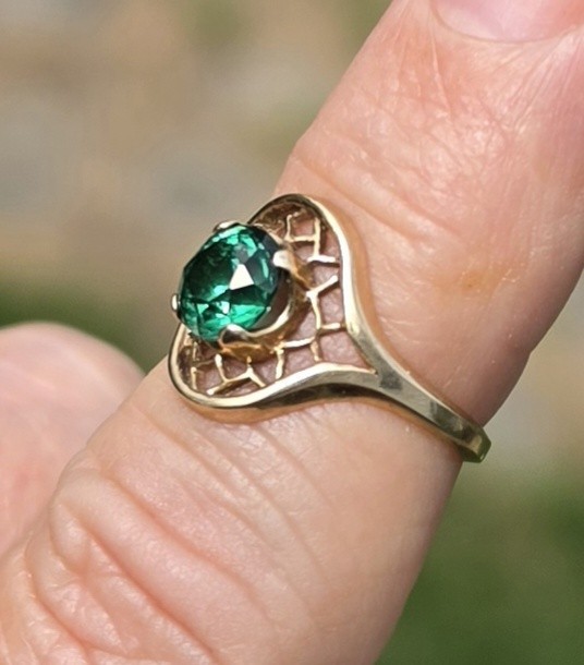 ~DESIGNER SIGNED “10k” YELLOW GOLD w/ ROUND LAB CREATED EMERALD RING SIZE 6.25~