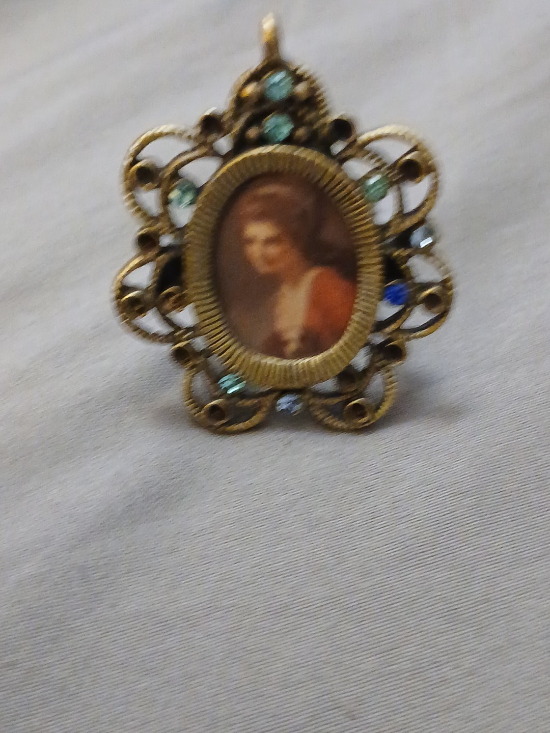 Vintage Self Standing Brooch Styled Picture Display, 1″ x 1/2″ Photo As-is Sale
