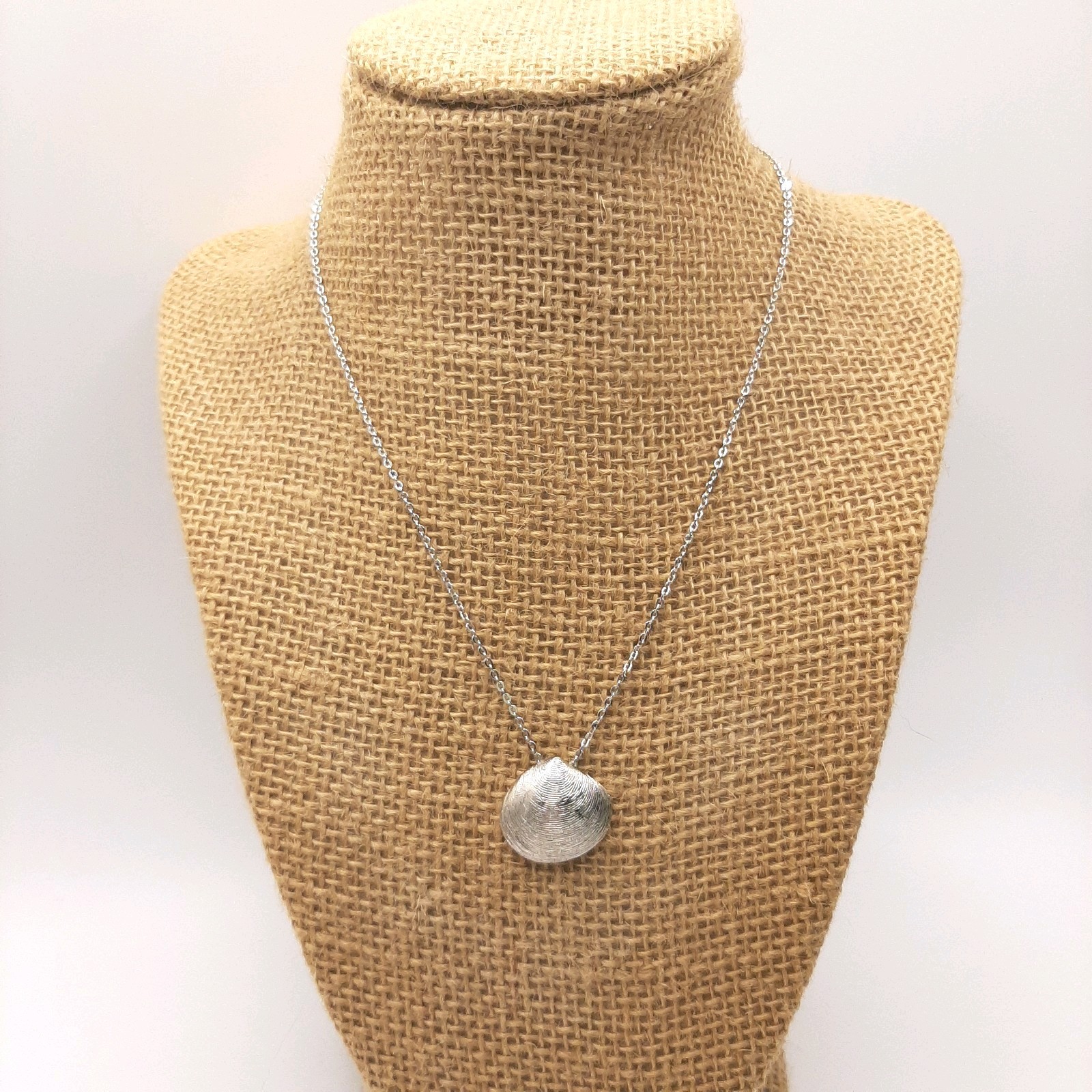 Monet Signed Silver Tone Venus Shell Beach Charm Cable Chain Necklace 16″