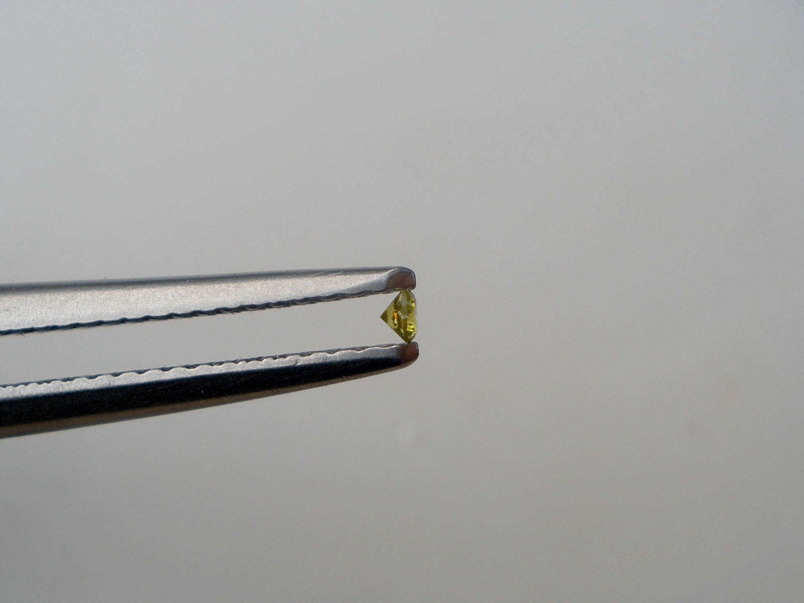Yellow diamond loose round 1.5mm