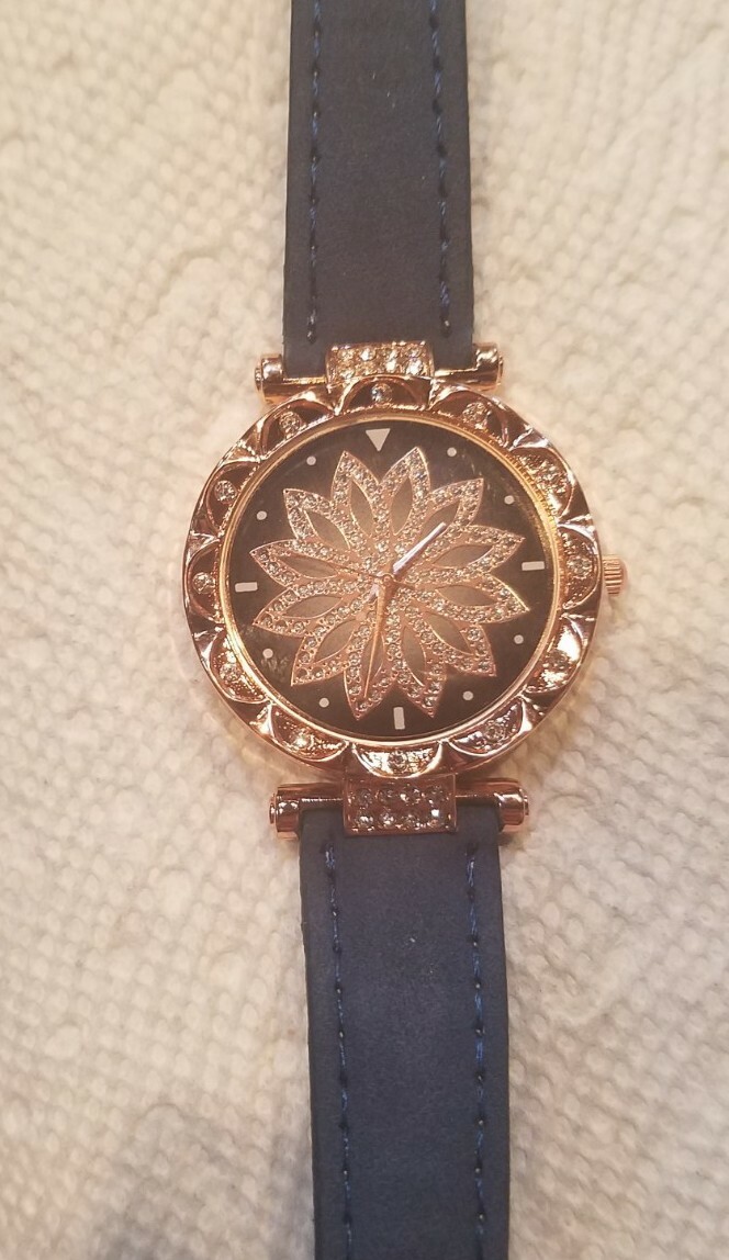 Fashion women’s luxury watch with matching bracelet. For the classy lady. BLACK