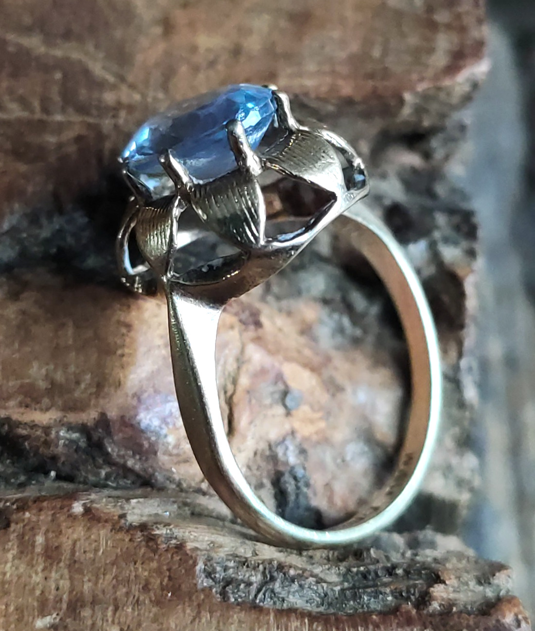 9ct Gold Ring Set With Large Blue Topaz Stone 9 Carat Yellow Gold Ring 2.9g