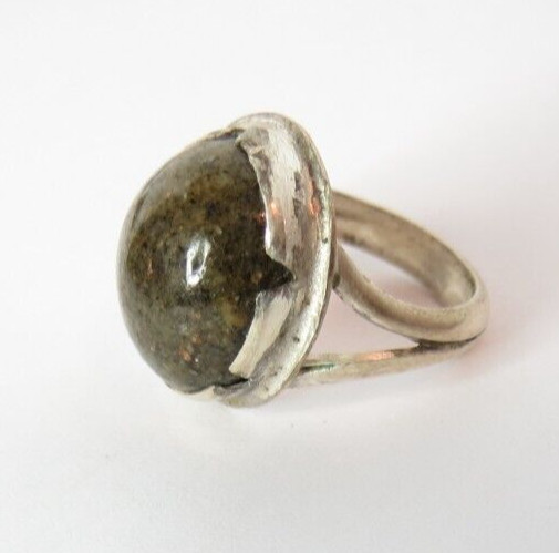 VINTAGE WOMENS SILVER OLIVE COLOR RING SZ 3.